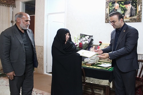 بمناسبت گرامیداشت دهه فجر؛ دیدار مدیرعامل شرکت شهرک‌های صنعتی خراسان شمالی با خانواده شهید جواد محمدی